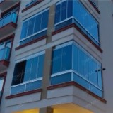 Köşe balkonlarda beyaz profilli, mavi tonlu cam balkon