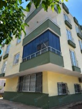 Köşe balkonda koyu tonlu camla katlanır cam balkon, dış korkuluk