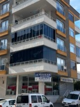 Köşe apartmanda iki katta koyu camlı balkon kapatma