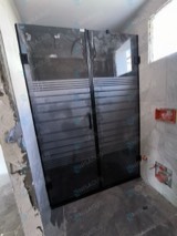 Füme şerit desenli camlı çift kapılı menteşeli duşakabin