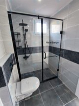 Siyah profilli düz menteşeli duşakabin, havlu tutamaklı kapı