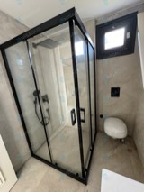 Siyah profilli şeffaf camlı köşe duşakabin, pencereli banyo