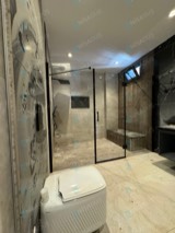 Siyah profilli cam duş bölmesi, oturma basamaklı banyo