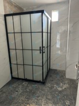 Siyah ızgaralı buzlu camlı köşe duşakabin, tadilat aşaması