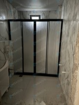 Dört panelli siyah profilli pleksi duşakabin, yeni banyo