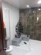Oval kesimli cam duş seperatörü, oturma basamaklı banyo