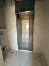 Gümüş profilli düz menteşeli duşakabin, tadilat aşaması