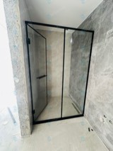 Siyah çerçeveli düz menteşeli duşakabin, yeni banyo