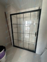 Siyah ızgaralı düz sürgülü duşakabin, yeni banyo