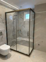 Bronz profilli köşe duşakabin, oturma nişi ve lineer gider