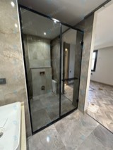 Siyah profilli uzun düz duş bölmesi, yeni banyo