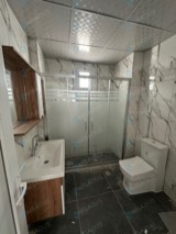 Gümüş profilli şerit camlı sürgülü duşakabin, yeni banyo