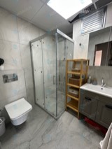Gümüş profilli şeffaf camlı köşe duşakabin, asma klozetli banyo