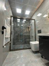 Bronz tonlu profilli sürgülü duşakabin, gri seramikli banyo