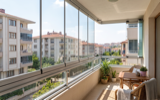 Katlanır cam balkon, paneller bir uçta toplanmış, döşenmiş balkon