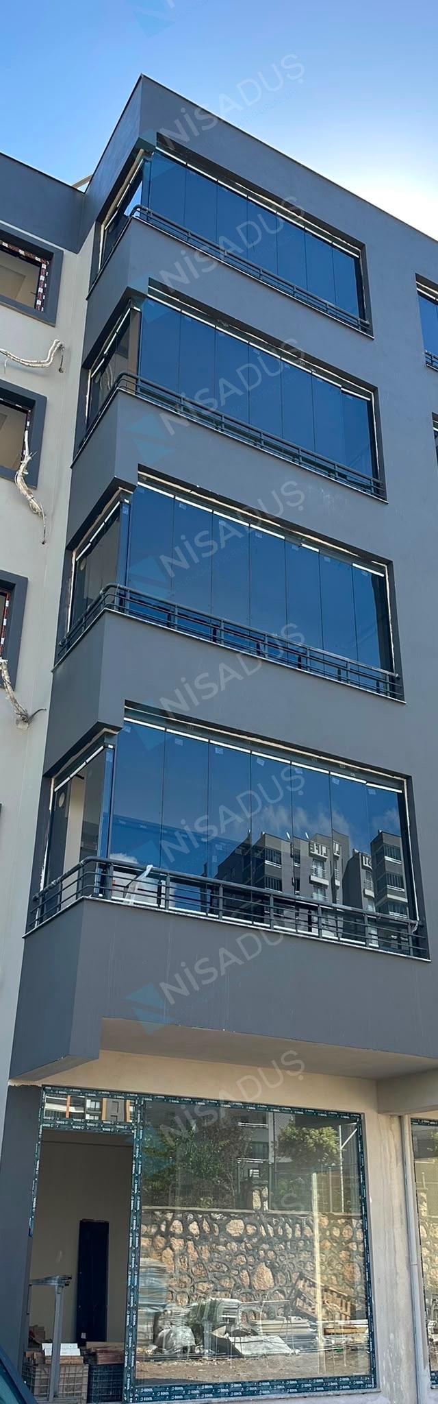 Aluvia serisi cam balkon uygulanmış apartman cephesi, Mersin