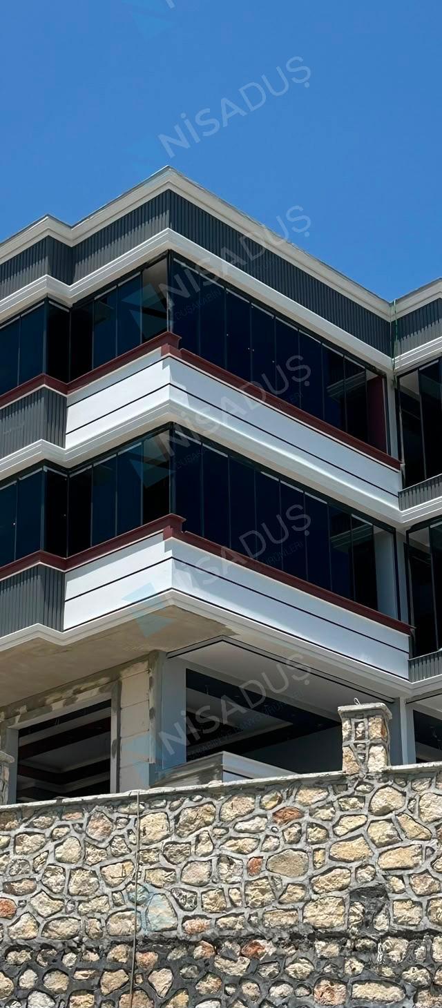 Isıcamlı cam balkon uygulanmış bina cephesi, Mersin